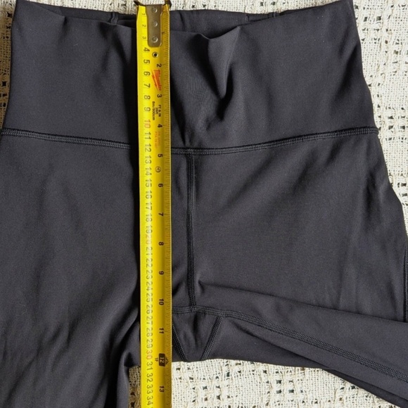 Lululemon Meant To Move 7/8 Tight (25") Black / Flocked Floral Black size 4 EUC - Picture 3 of 7